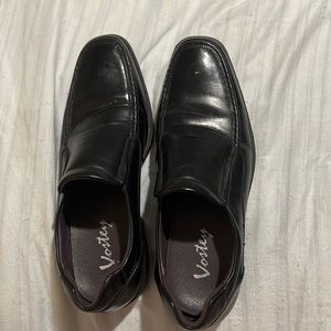 Barely worn black men’s dress shoes. Size 10.5